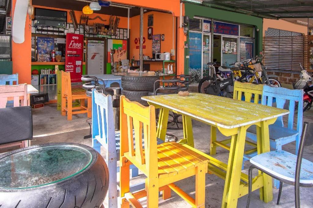 Oyo 586 I Hostel Phuket Bagian luar foto