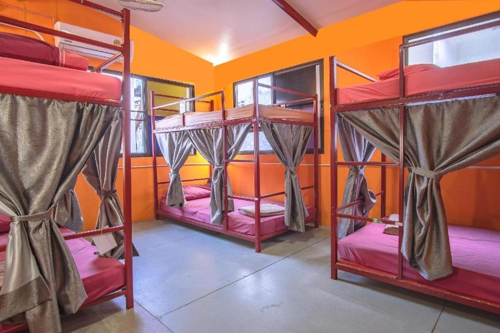 Oyo 586 I Hostel Phuket Bagian luar foto