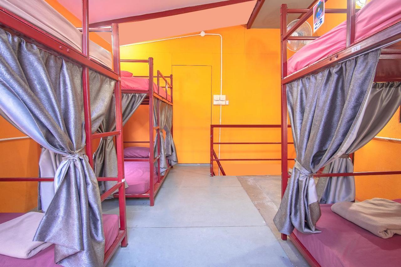 Oyo 586 I Hostel Phuket Bagian luar foto